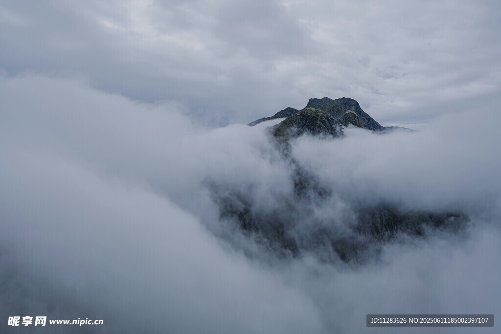 云霧繚繞中的巍峨山峰
