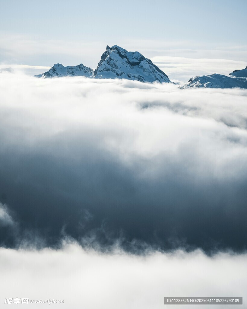 云海之上的巍峨山峰