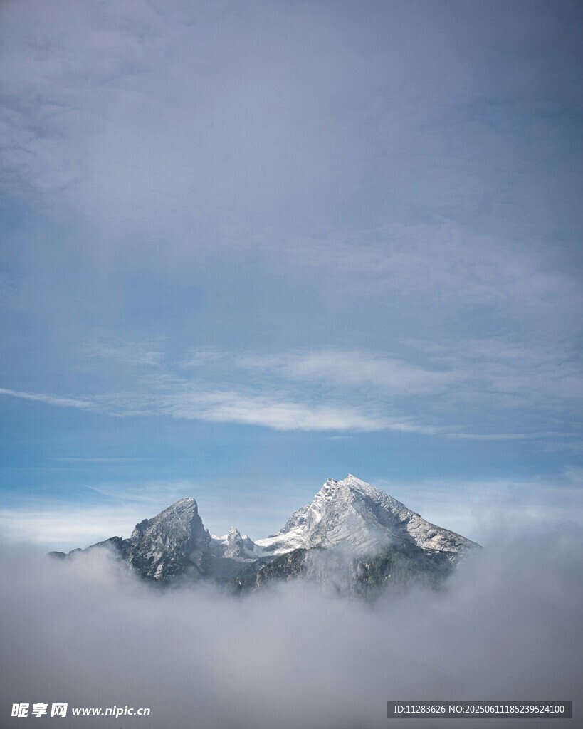 云海中的巍峨雪山