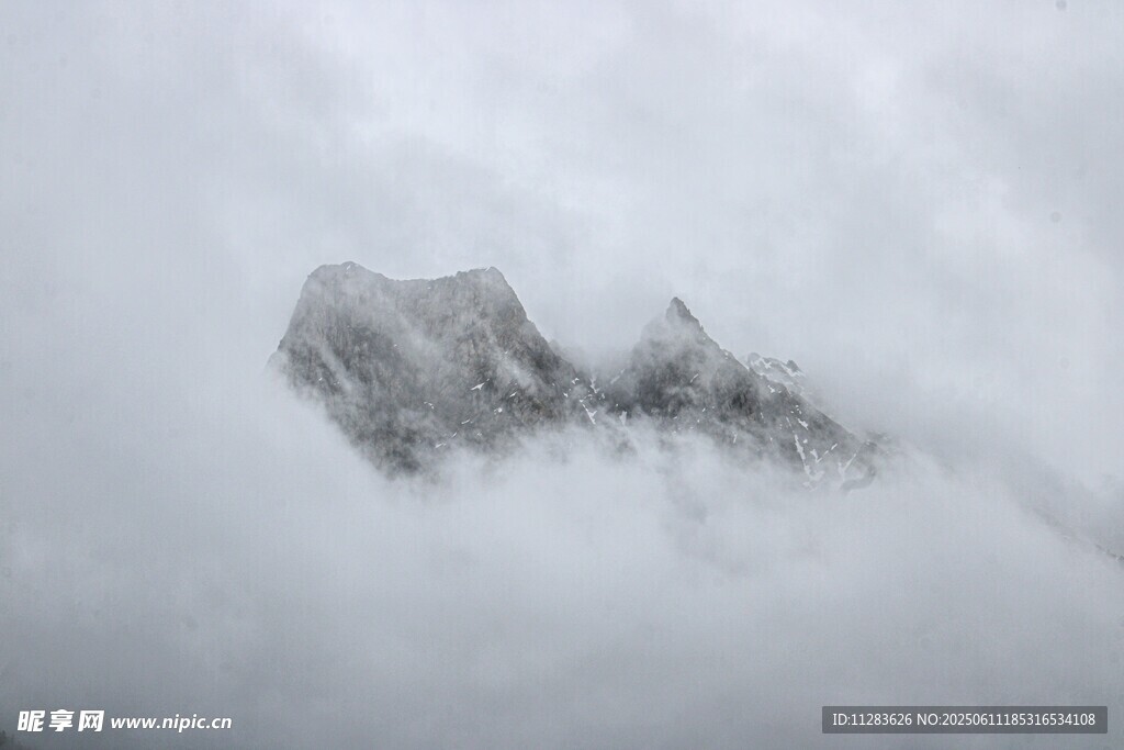 云霧中露出的巍峨山峰