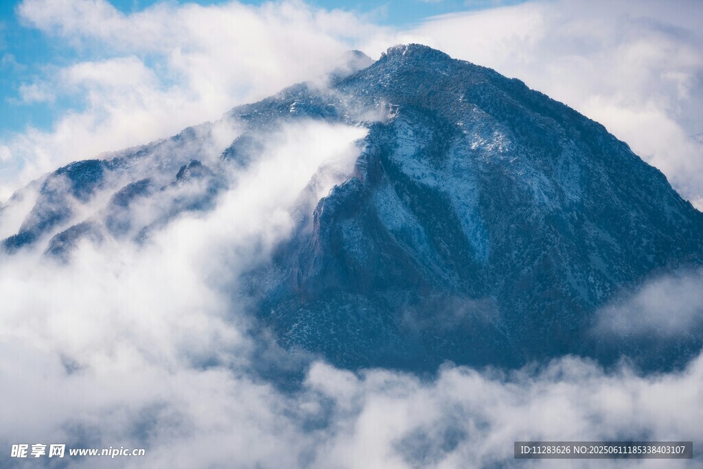 云霧繚繞中的巍峨山峰