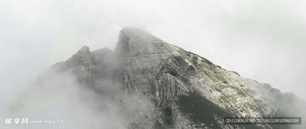 云霧繚繞的巍峨山峰