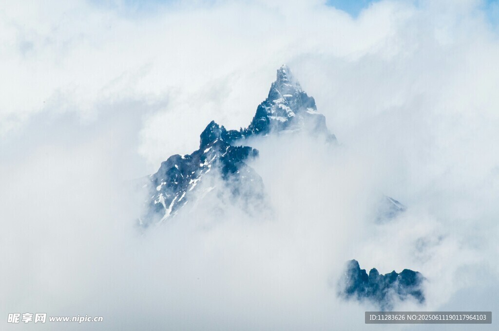 云霧繚繞中的巍峨山峰