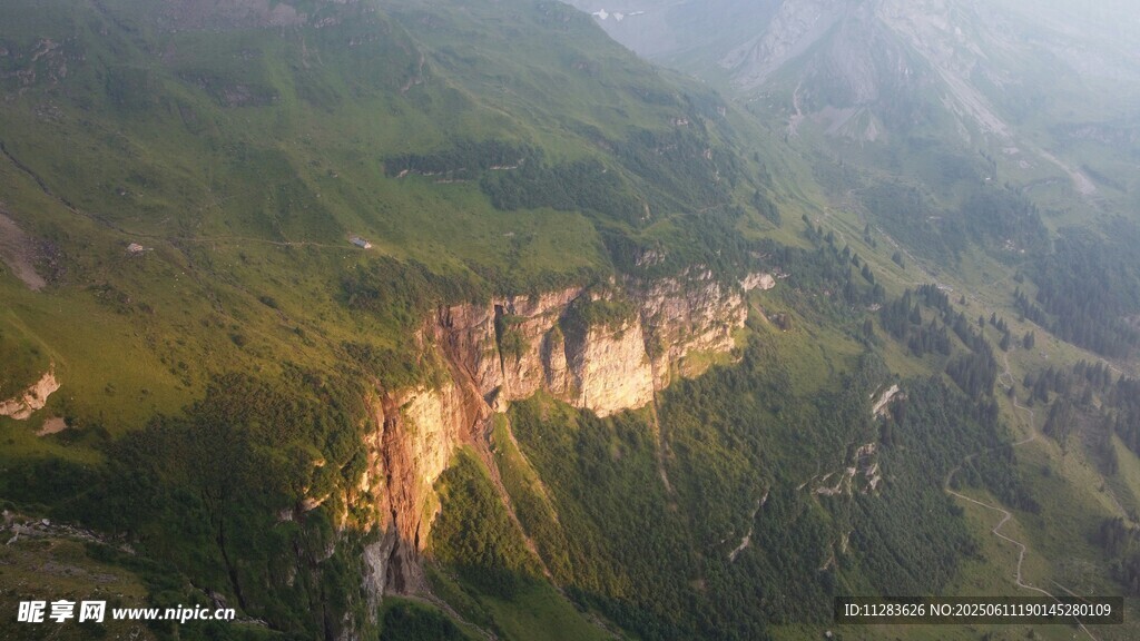 山間壯麗懸崖景觀