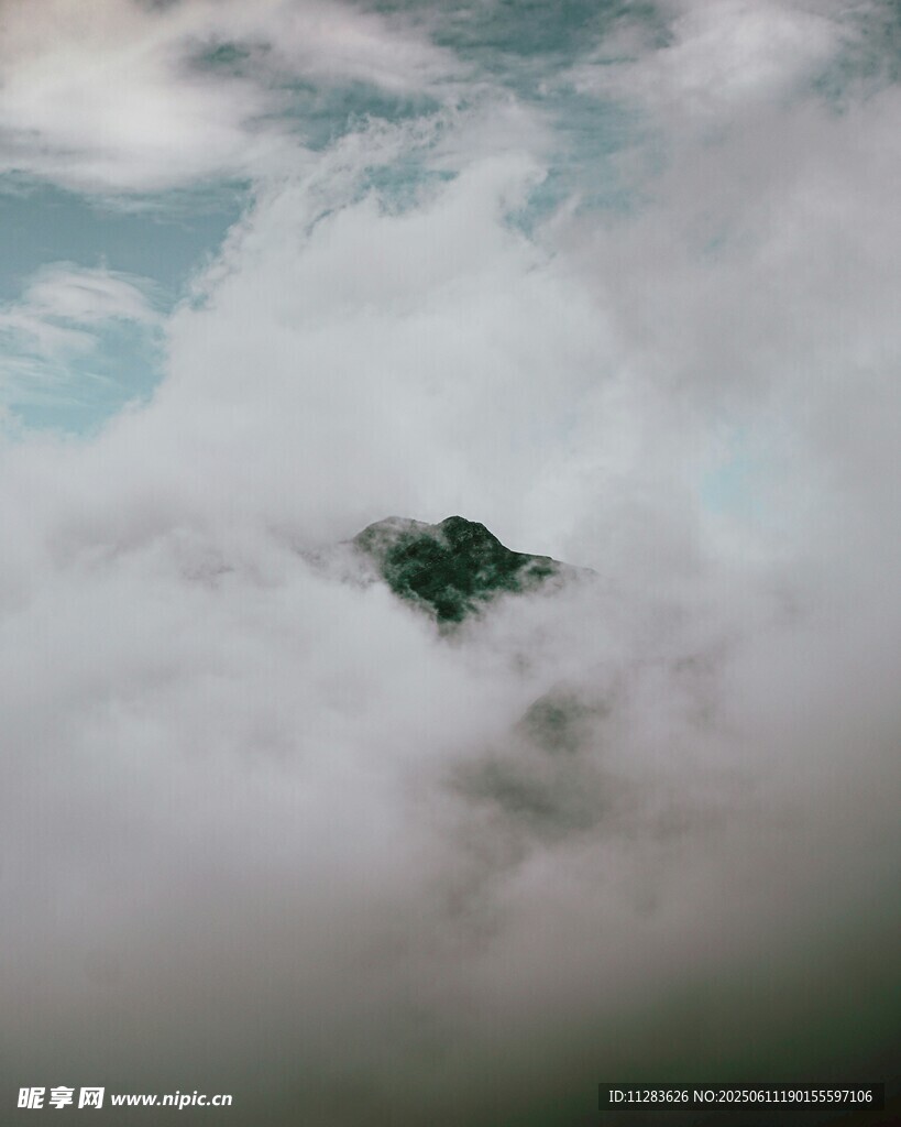 云海中的孤峰