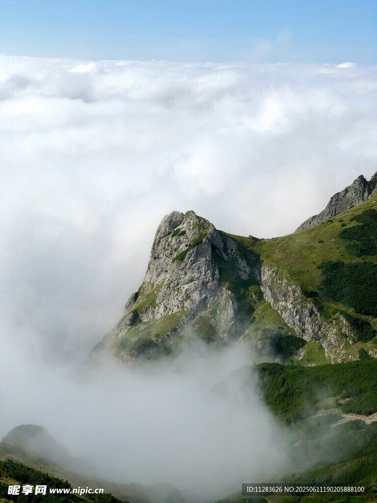 云霧繚繞的壯美山峰