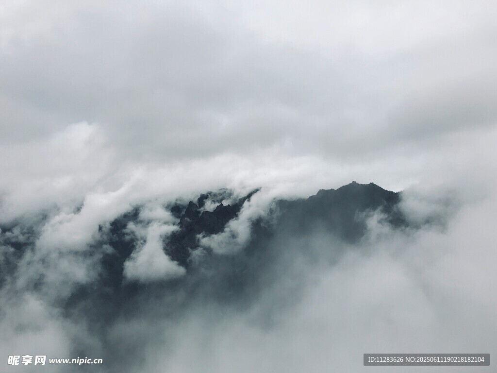 云霧繚繞的山巒美景