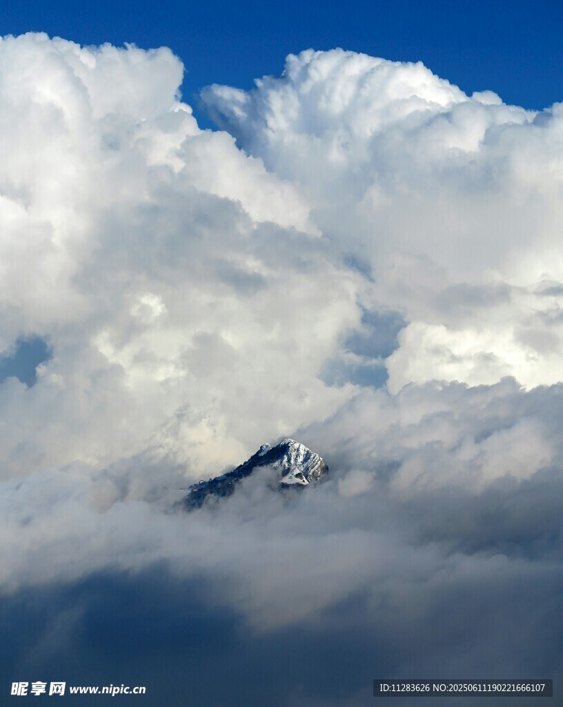 云端雪山美景
