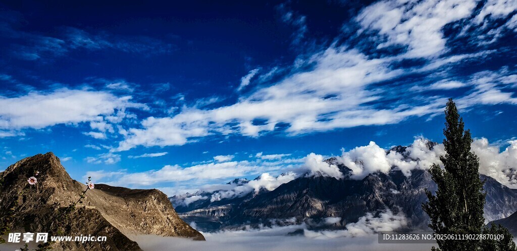 壯麗雪山藍天美景