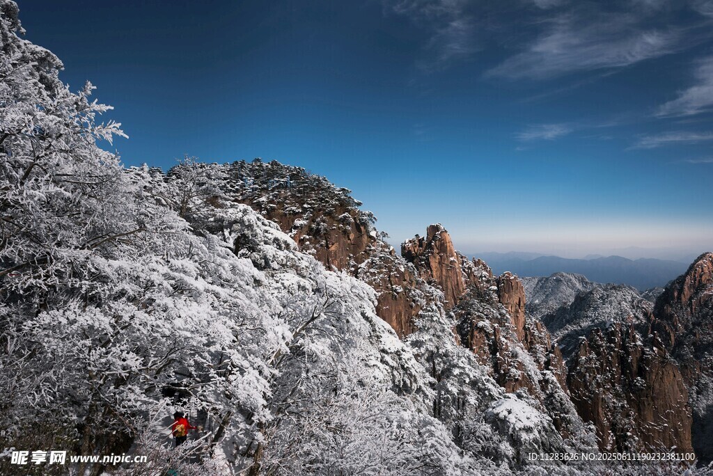 雪覆山巒美景