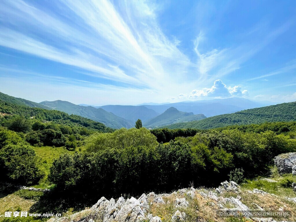 藍(lán)天白云映綠野