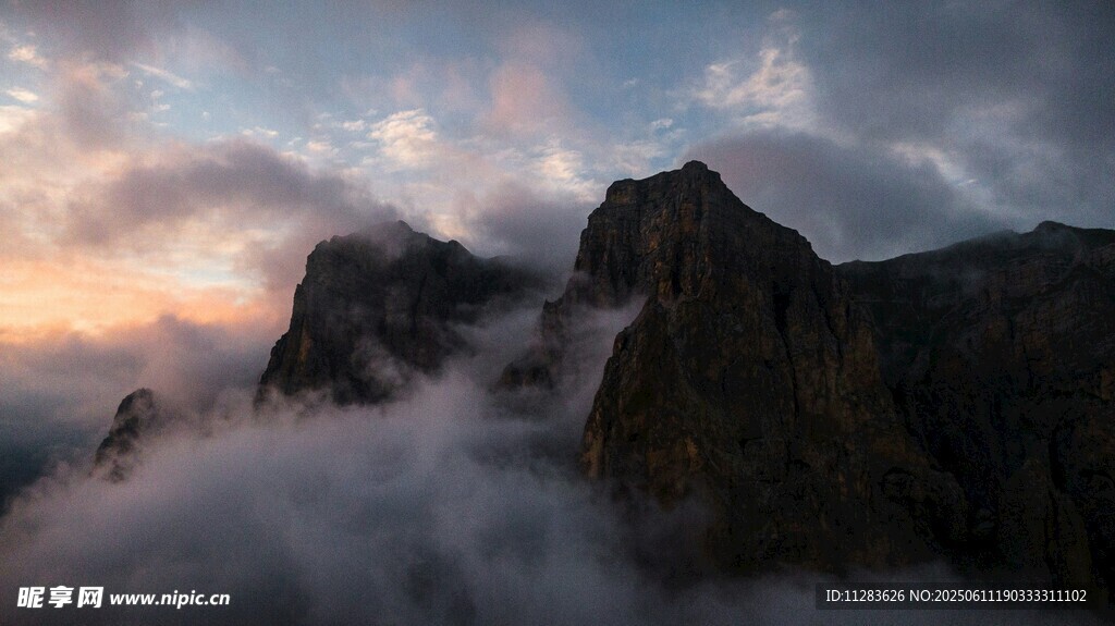 云霧繚繞的壯麗山峰