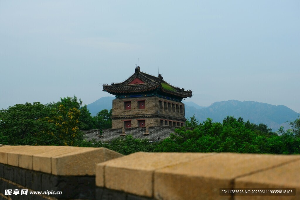 古城樓遠眺青山
