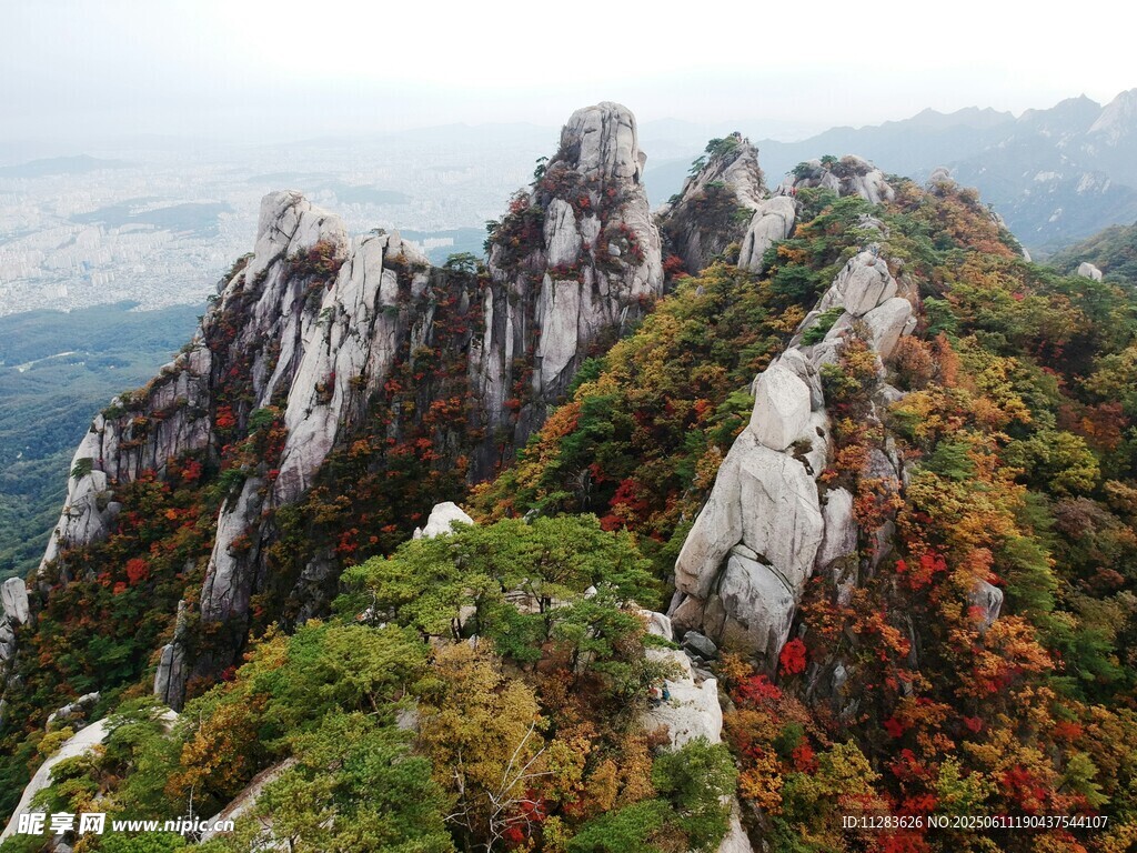 秋日山巒奇峰與斑斕植被