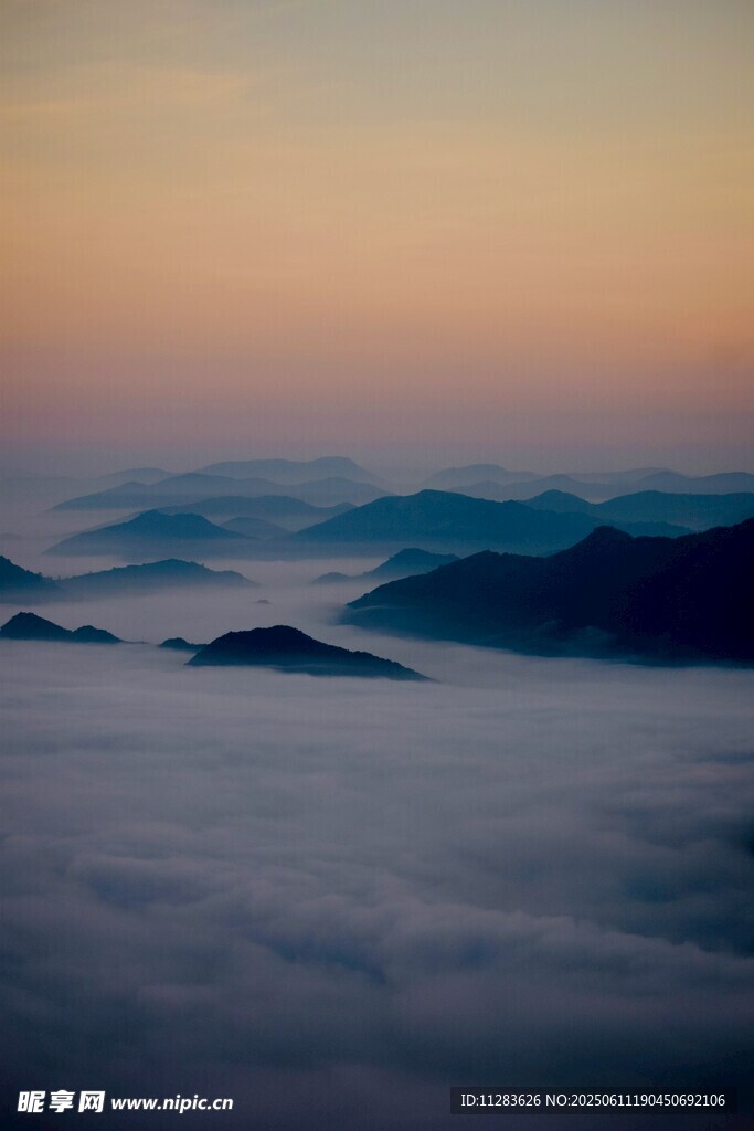 云海中的山巒日出美景
