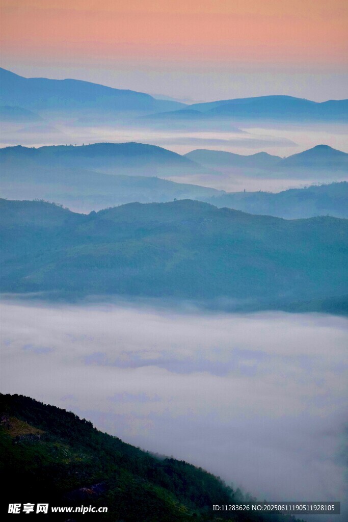 山間云海日出美景