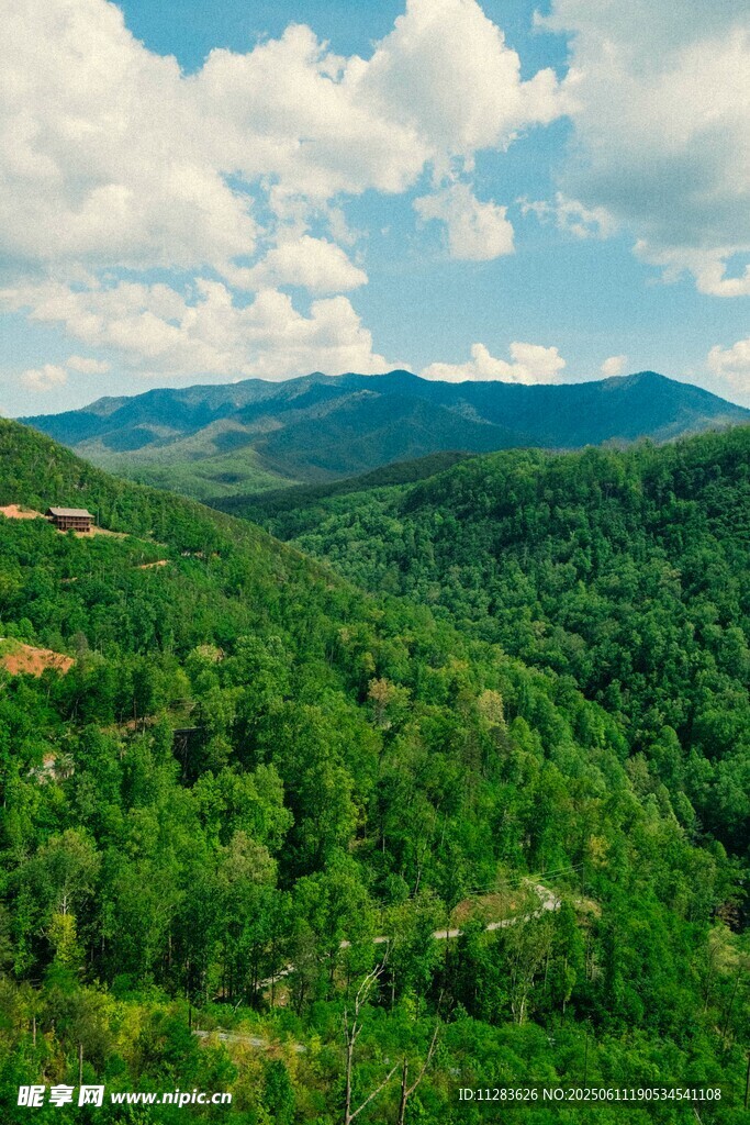 青山綠野間的秀麗風光