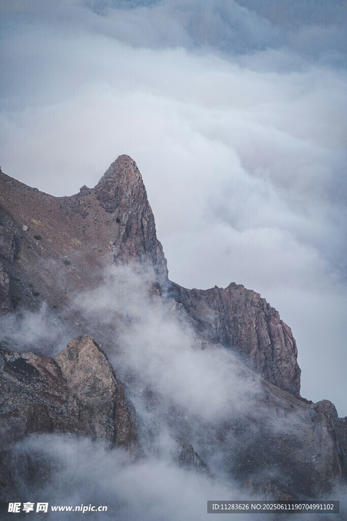 云霧繚繞的壯麗山峰