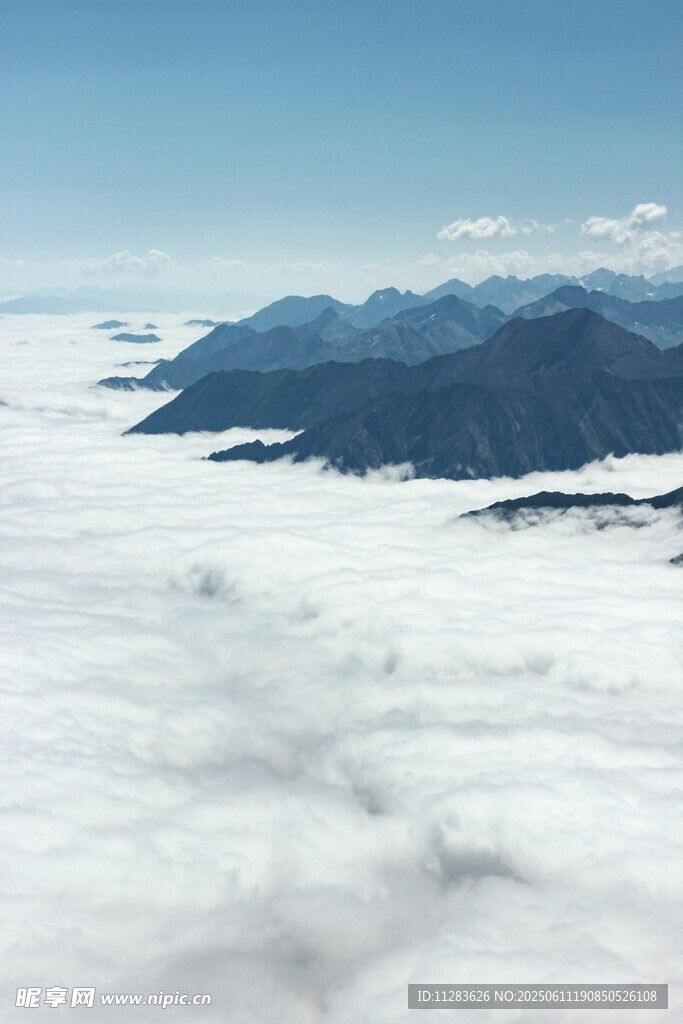 云海之上的壯麗山巒