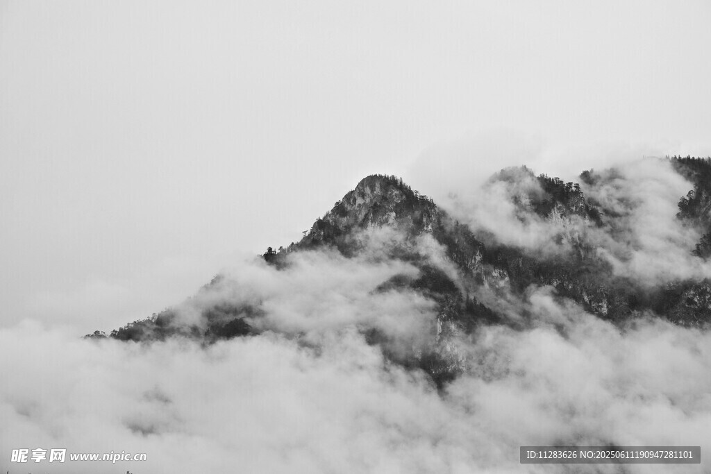 云霧繚繞的巍峨山峰