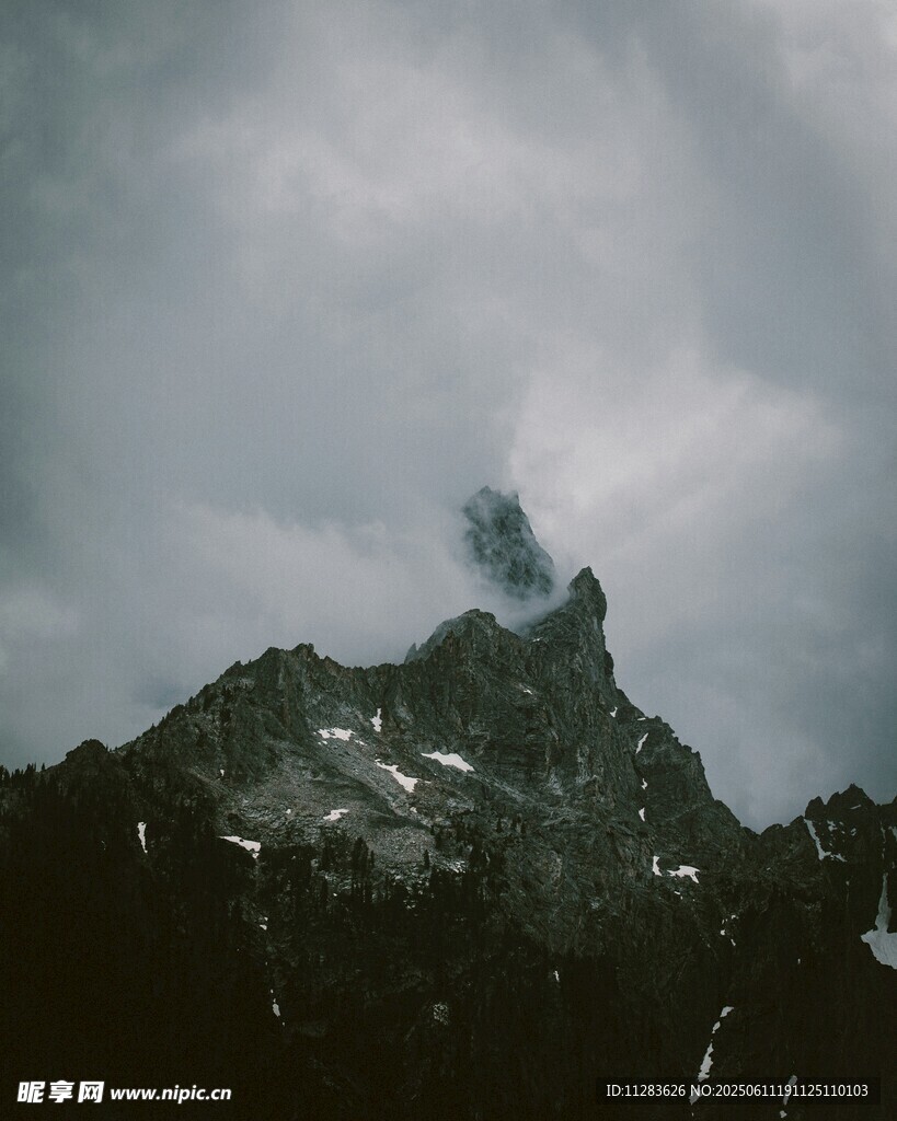 云霧繚繞的巍峨山峰