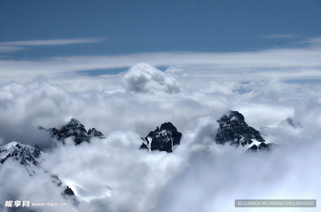 云海中的巍峨雪山