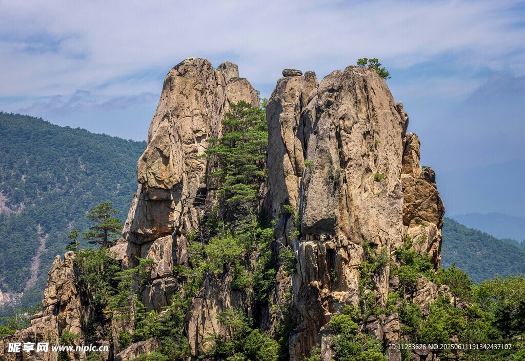 巍峨奇峰屹立山間
