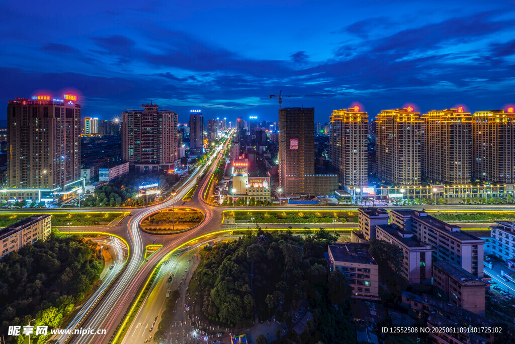 城市璀璨夜景俯瞰圖
