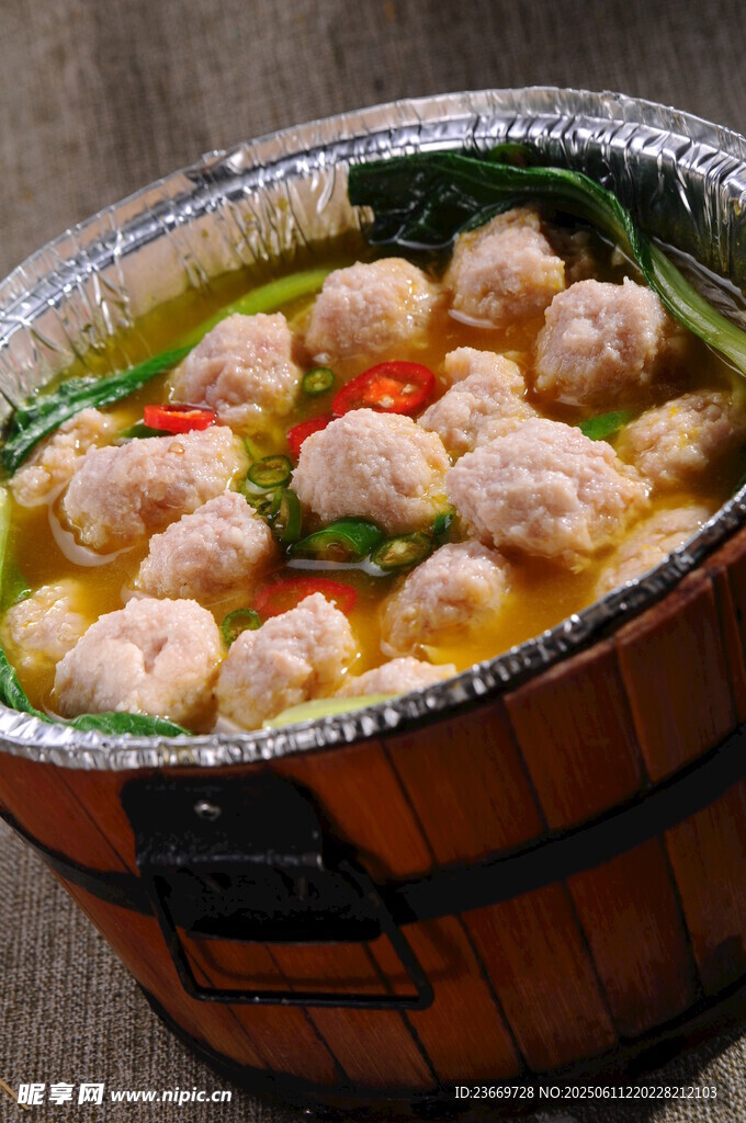 木桶裝的美味肉丸湯