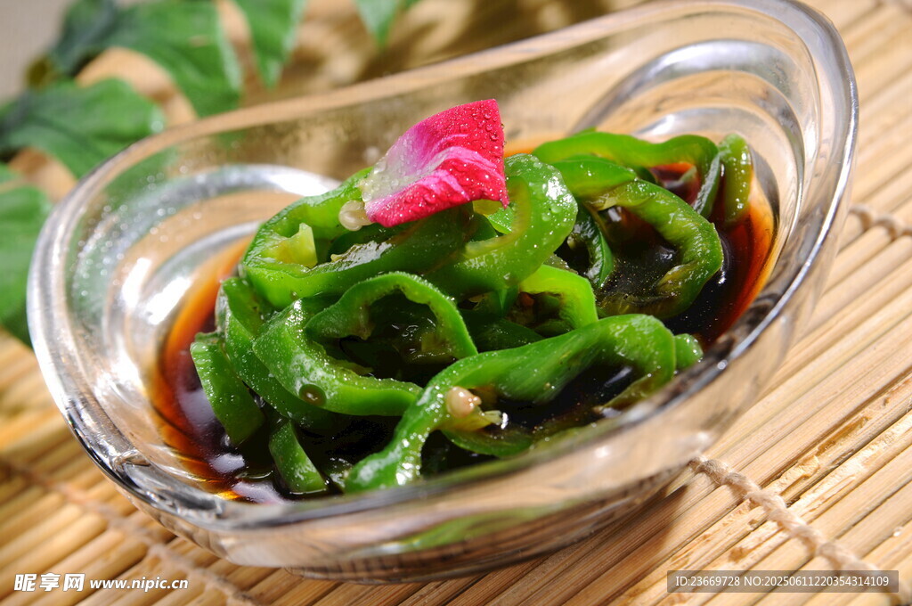 玻璃碗中的腌青椒