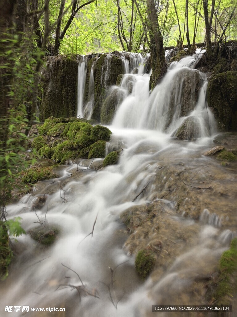 山間溪流瀑布自然美景