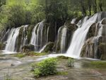 山間秀麗瀑布景觀