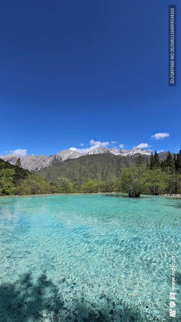 清澈藍湖與遠處山巒美景