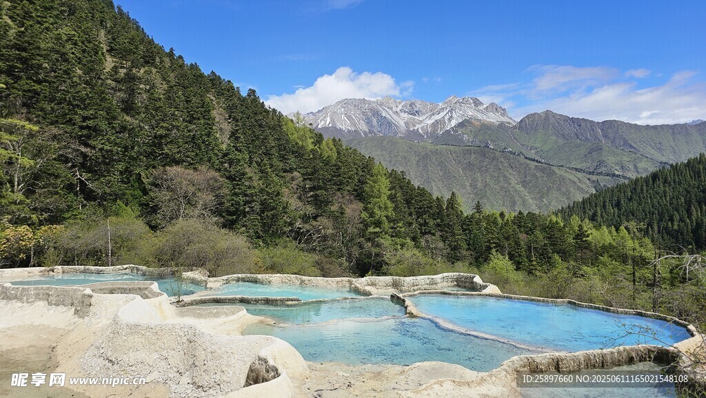 夢幻藍湖山間絕美風(fēng)光