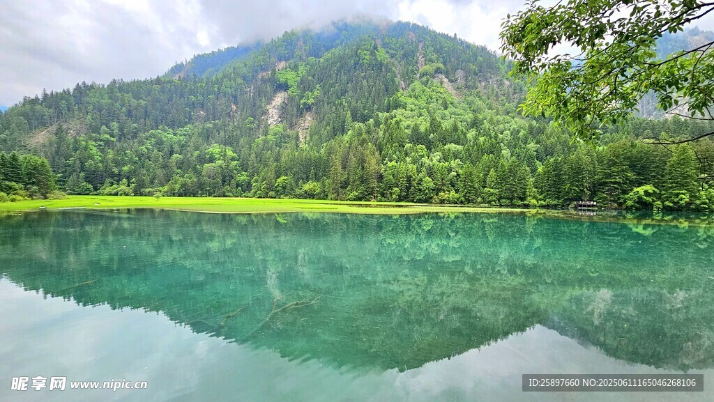 碧綠湖水映青山美景