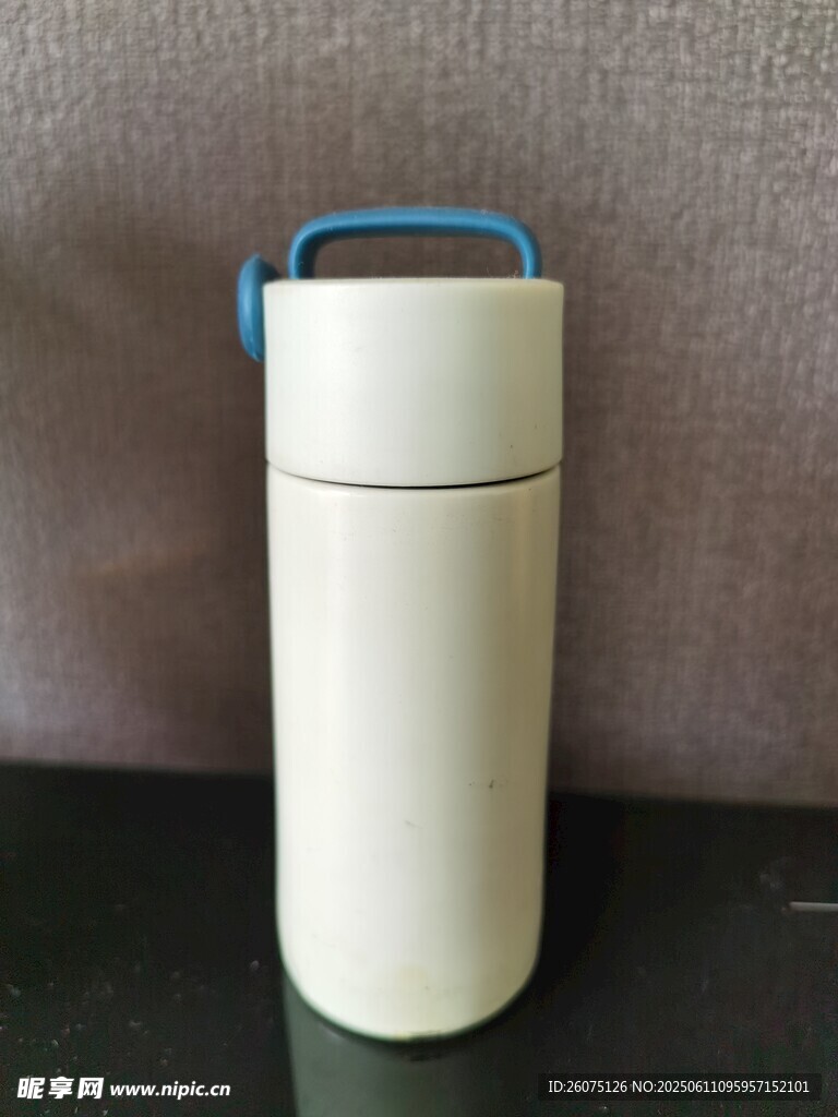 簡約白色帶藍蓋保溫杯