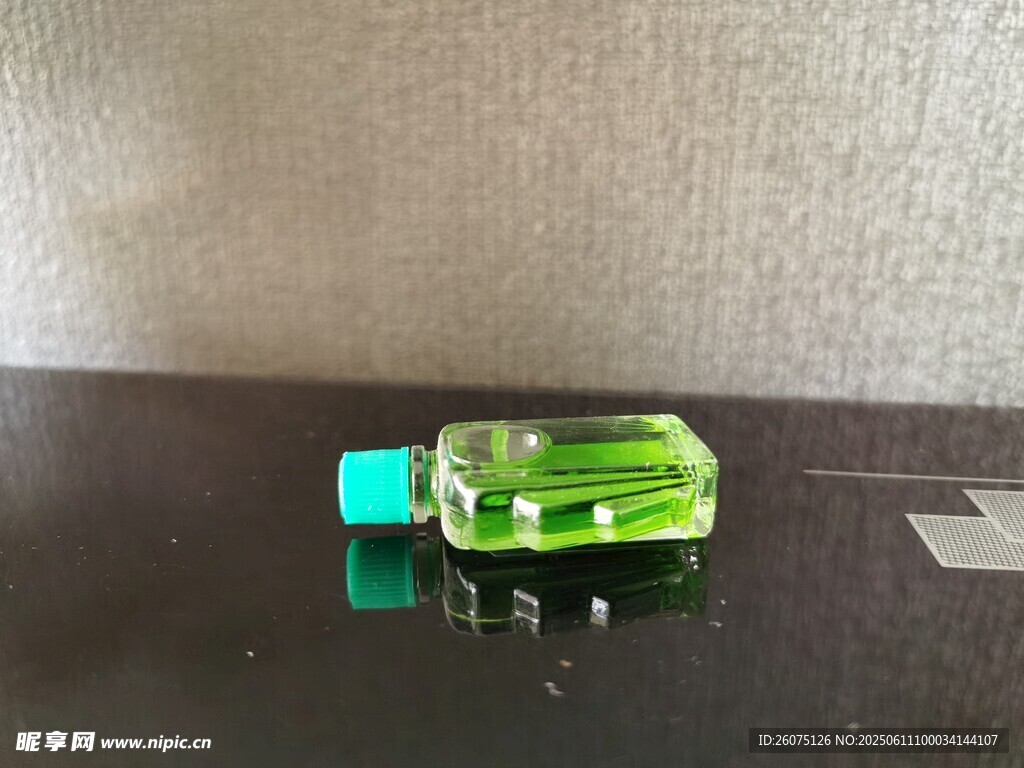 綠色瓶裝液體