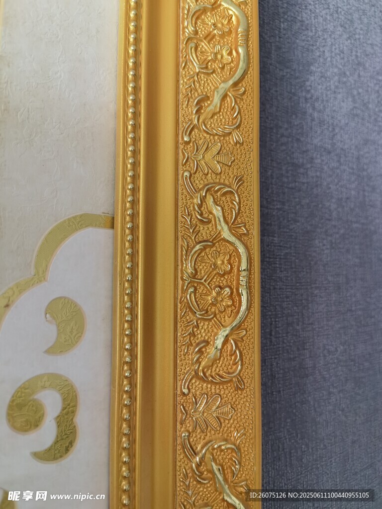 金色雕花邊框裝飾細節