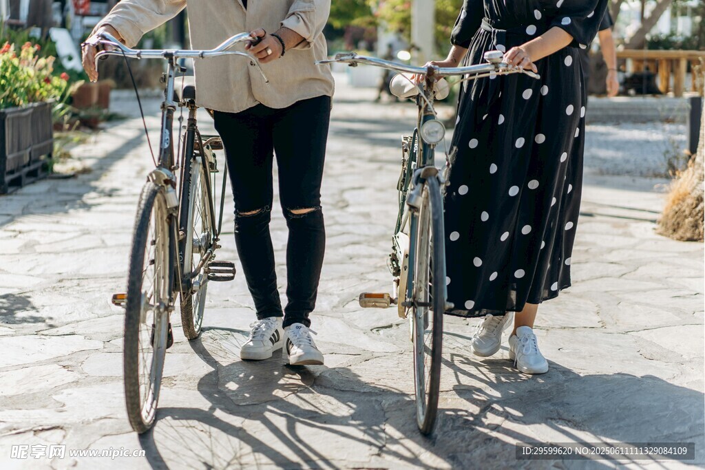 兩位女士與自行車的休閑場景