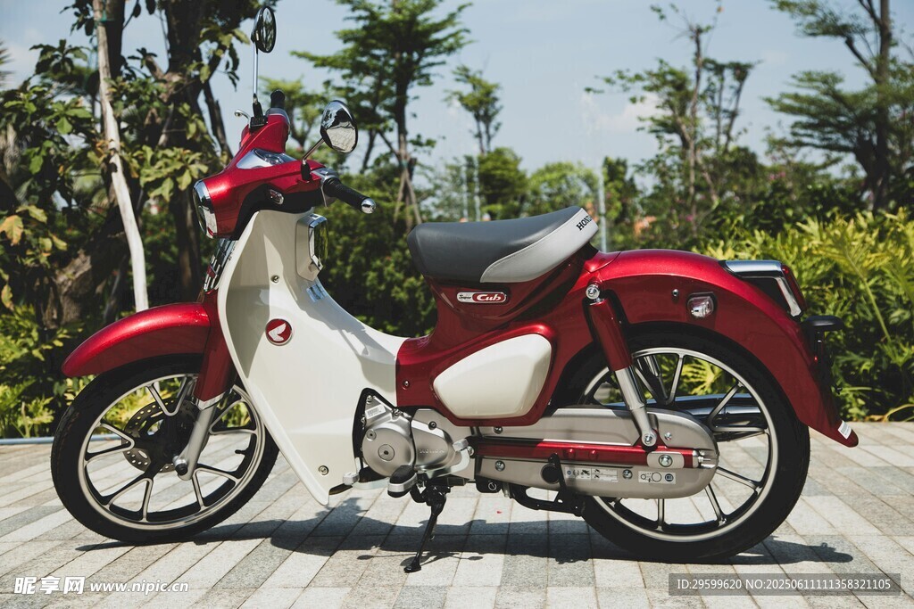 復(fù)古紅白摩托車外觀展示