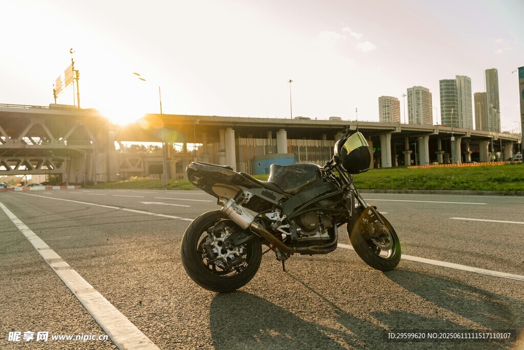 夕陽下酷炫的越野摩托車