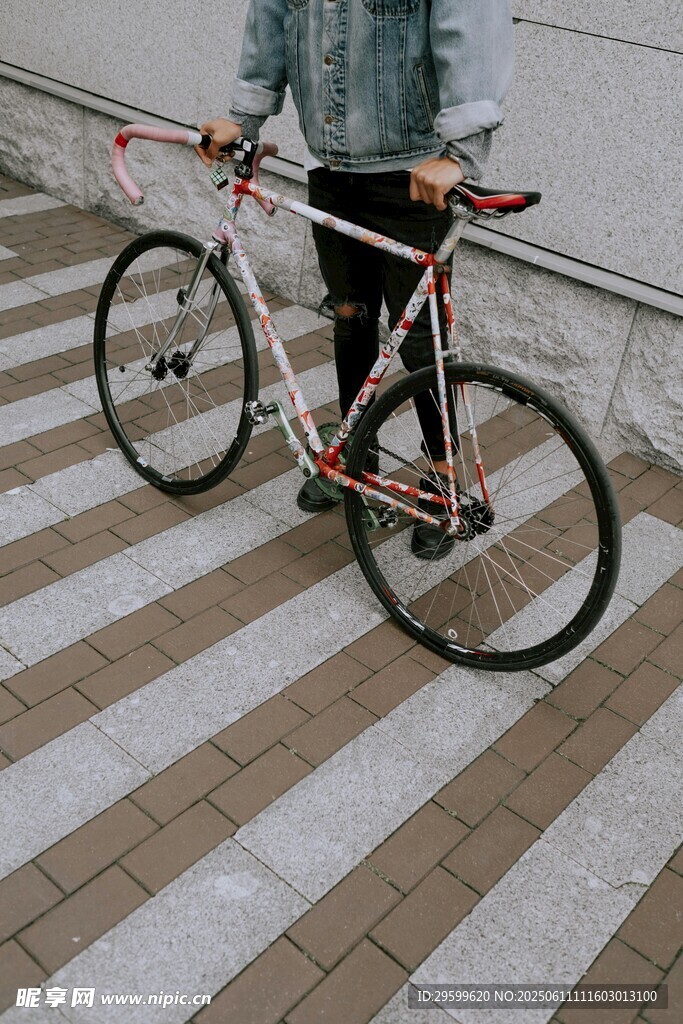 男子持復古自行車于街道