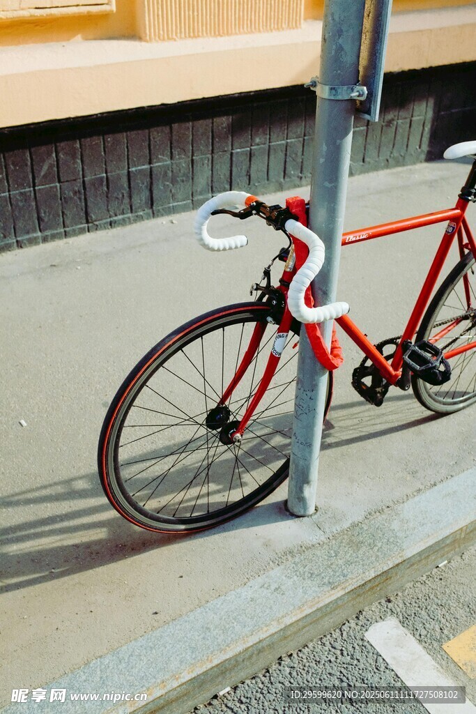 紅色自行車停靠在街邊