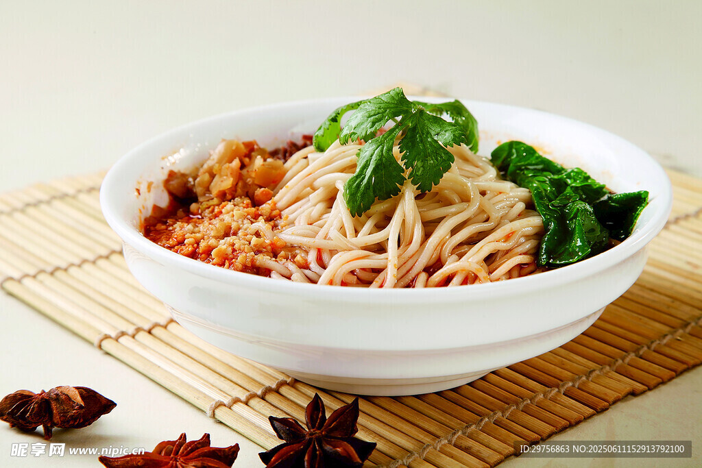 美味肉醬拌面清新點綴