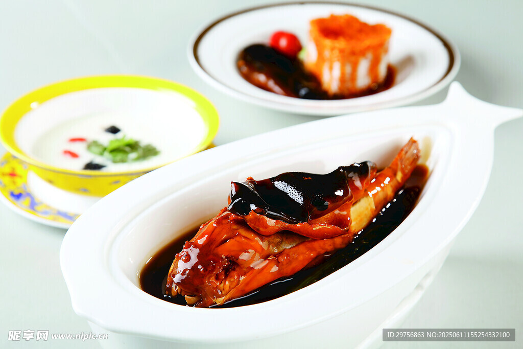 美味紅燒魚搭配多樣小菜