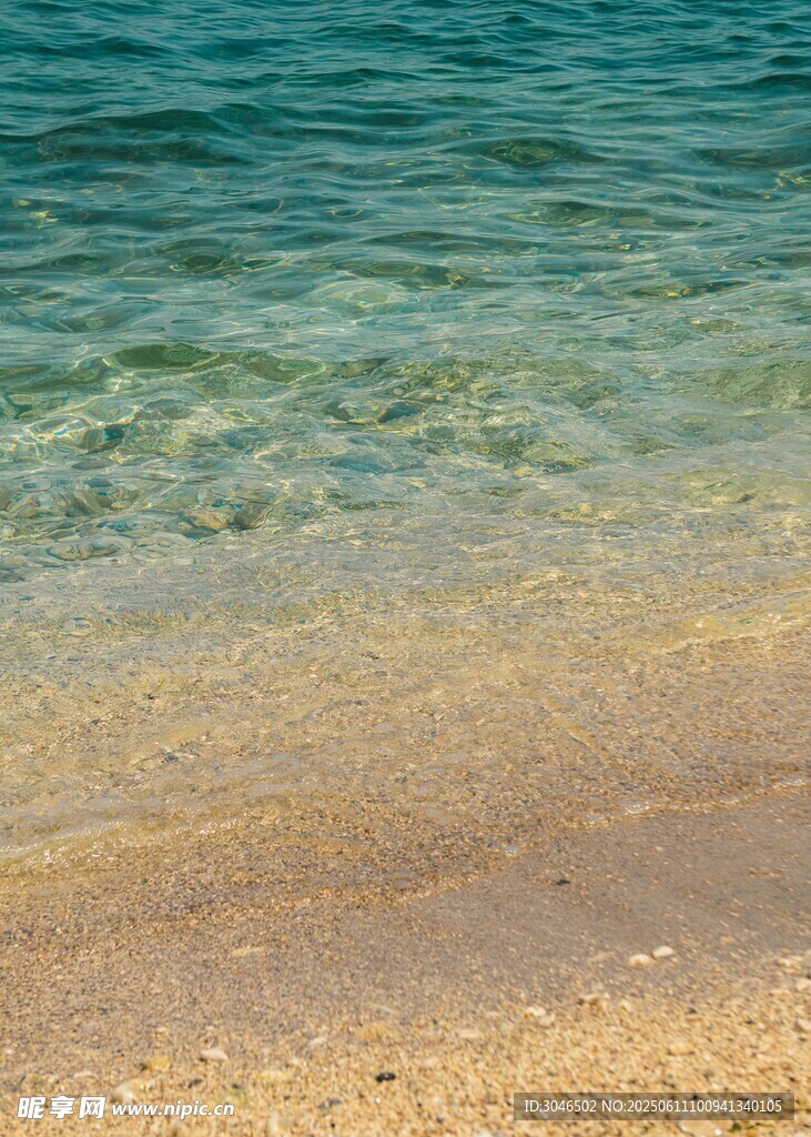 清澈海邊沙灘美景