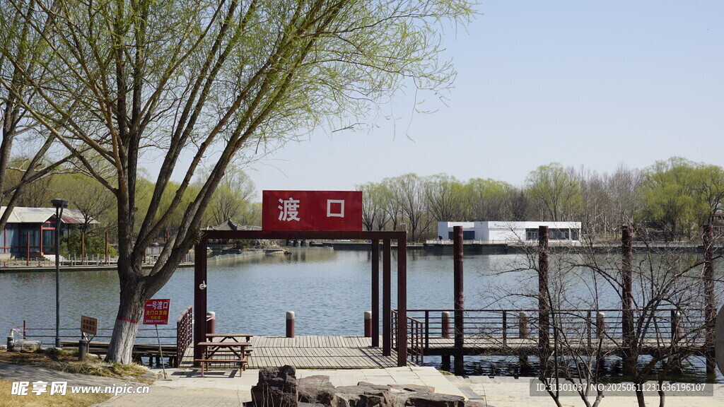 湖畔休閑場景