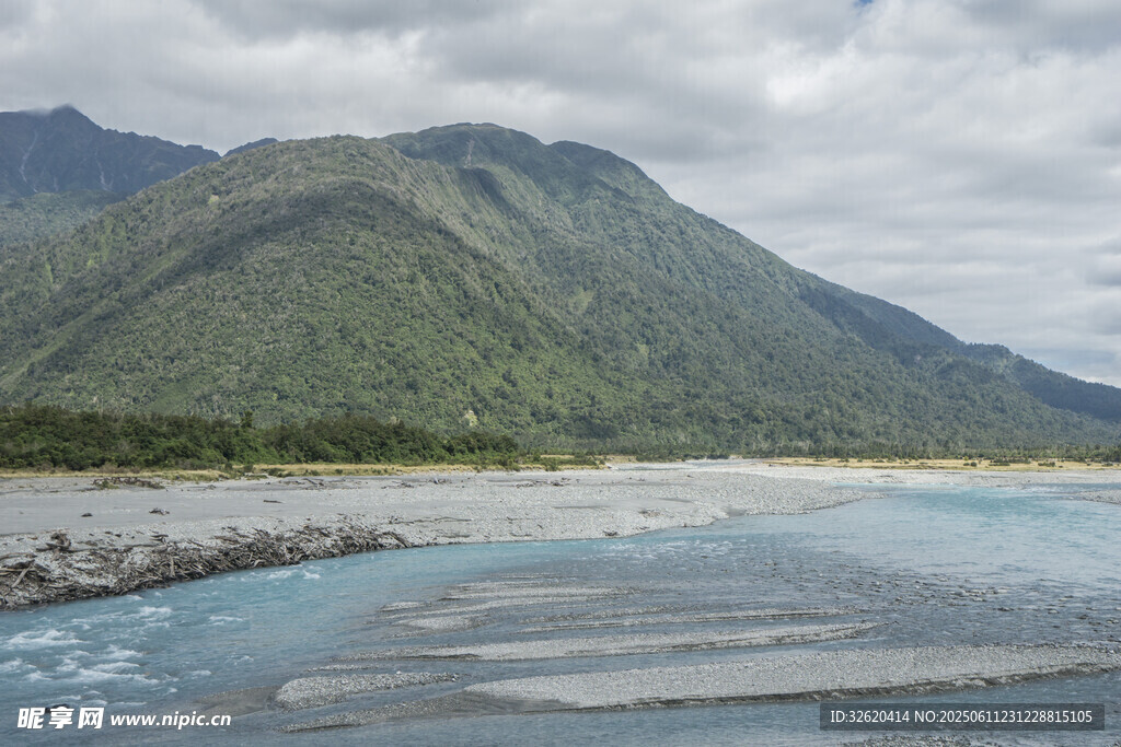 壯麗山河間的清澈河流