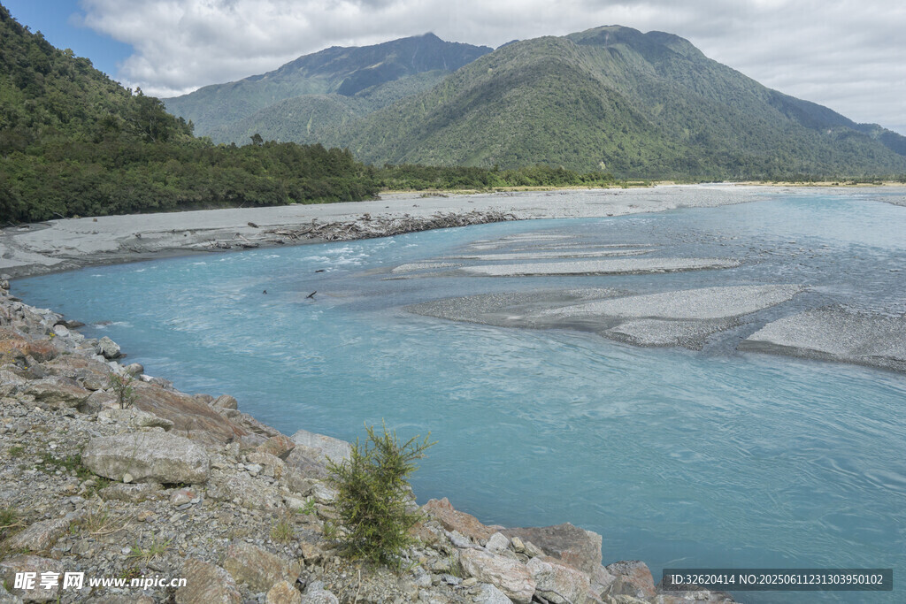 壯麗河谷藍(lán)河與青山