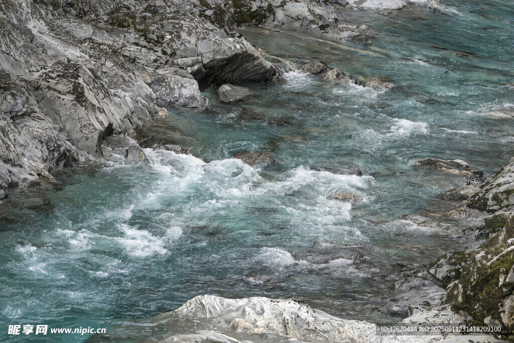 山間溪流湍急的清澈美景